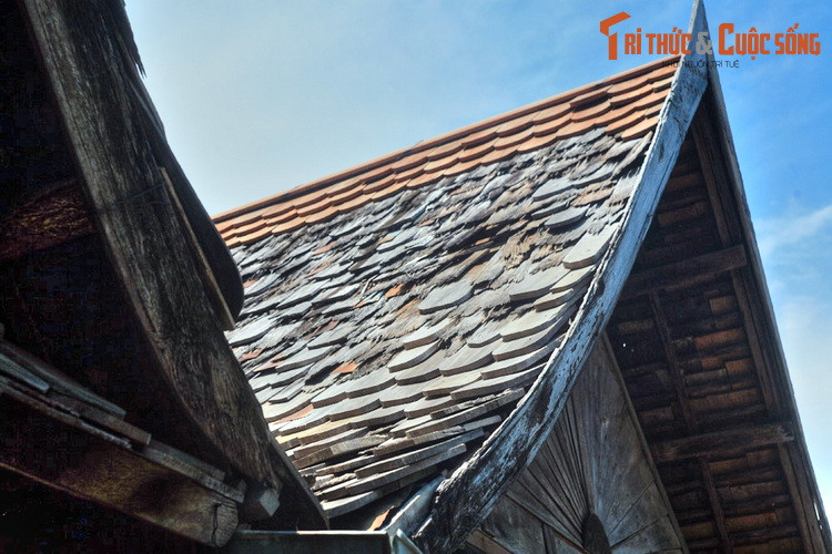 Bên cạnh các thợ mộc, quá trình xây nhà còn có sự tham gia gia đắc lực của 18 chú voi to khoẻ, chủ yếu trong công đoạn vận chuyển gỗ. Ngôi nhà được khánh thành vào ngày 19/2/1885, có tổng giá trị được quy đổi bằng 12 con voi trên 60 tuổi có ngà dài.