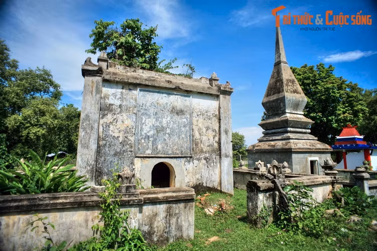 Cách ngôi nhà sàn cổ của Vua voi không xa có một nghĩa địa nằm giữa cánh rừng vắng bên bờ sông Đăk Krông. Trong nghĩa địa này có một ngôi mộ đặc biệt: Mộ của Vua voi Khun Yu Nốp.