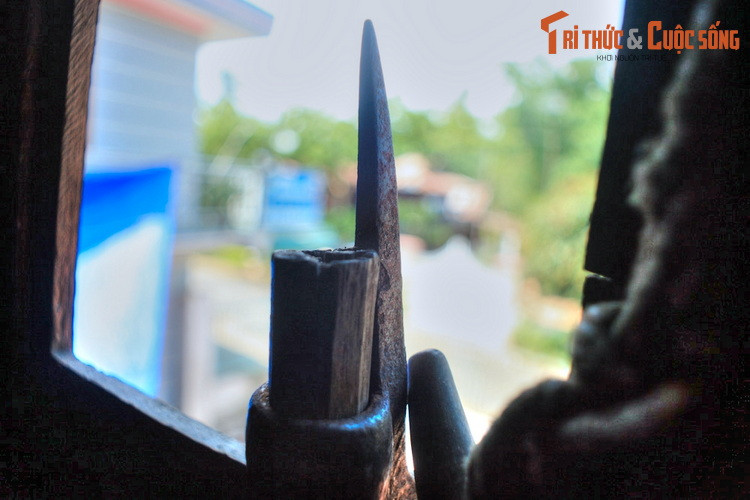 Chiếc mác G’ru (giáo dài) là vũ khí không kém phần quan trọng của thợ săn voi lành nghề.