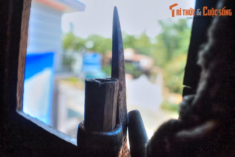 Chiếc mác G’ru (giáo dài) là vũ khí không kém phần quan trọng của thợ săn voi lành nghề.