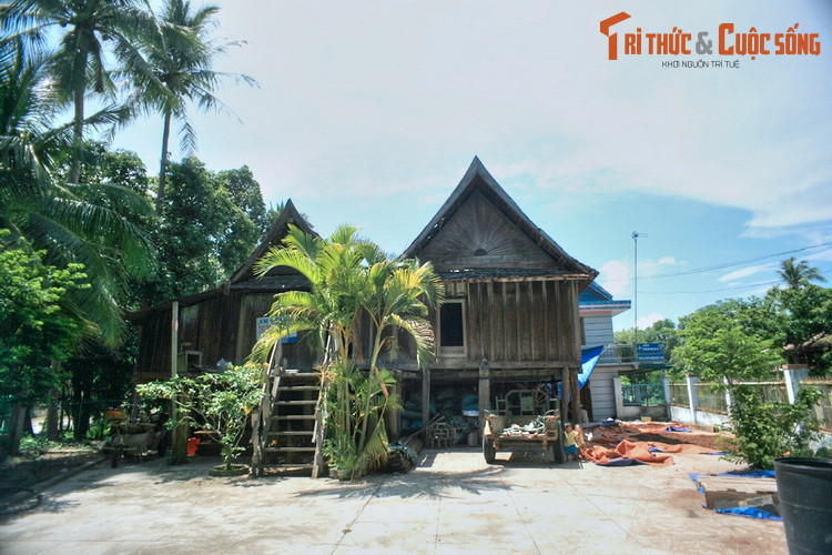 Nhà sàn cổ ở Buôn Đôn của vua voi là một địa điểm rất nổi tiếng trên mảnh đất huyền thoại của nghề săn bắt và thuần dưỡng voi ở Tây Nguyên. Đây chính là nơi ở của vua voi Khun Yu Nốp (1828 – 1938) và cháu ngoại là vua voi Ama Kông (1910 – 2012) vào thời hoàng kim của nghề săn voi.