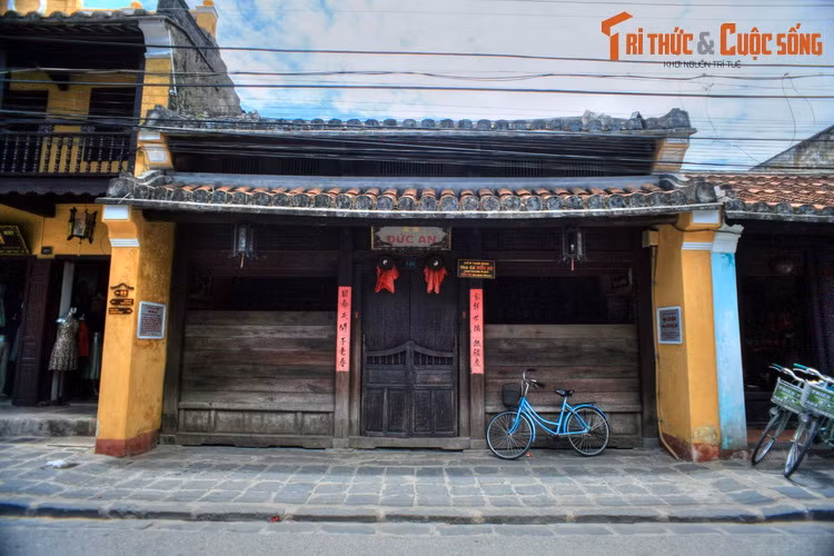 2. Nhà cổ Đức An (số 129 đường Trần Phú) đã có 180 năm tuổi, mang nhiều yếu tổ kiến trúc truyền thống của người Việt, phù hợp với thời tiết nóng ẩm ở mảnh đất miền Trung. Công trình được ví như “nhân chứng sống” của lịch sử, lưu giữ những giá trị văn hóa mà ông cha để lại.