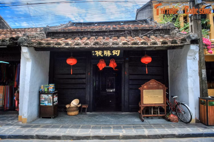 3. Nhà cổ Quân Thắng (77 Trần Phú) có tuổi đời hơn 150 năm, mang phong cách kiến trúc vùng Hoa Hạ Trung Hoa. Ngôi nhà vẫn được bảo tồn khá nguyên trạng, giúp ta hình dung được phần nào lối sống của các thế hệ chủ nhân thuộc tầng lớp thương gia ở thương cảng Hội An trước đây.