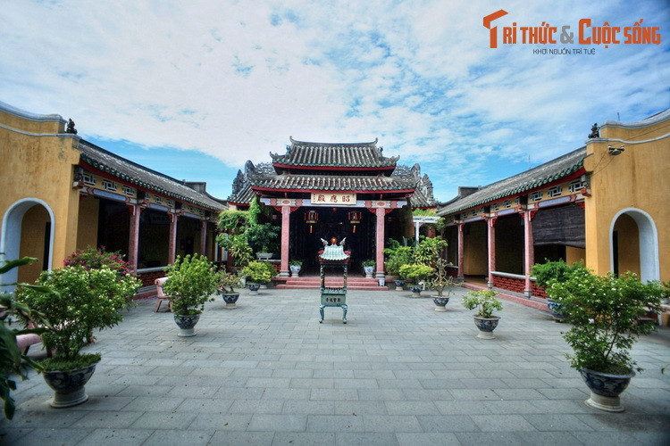 10. Hội quán Hải Nam (10 Trần Phú) còn được gọi là hội quán Quỳnh Phủ, do Hoa kiều bang Hải Nam đóng góp tiền của xây dựng vào năm 1875. Hội quán thờ 108 thương nhân người Hoa vùng Hải Nam bị chết oan trên vùng biển Thu Xà (Quảng Ngãi) vào năm 1851, triều vua Tự Đức.