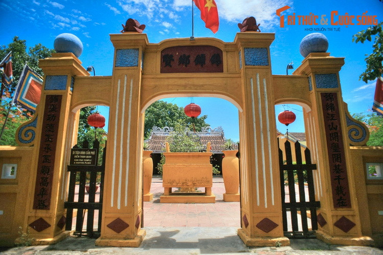 5. Đình Cẩm Phô (52 Nguyễn Thị Minh Khai) là ngôi đình cổ nhất Hội An, hình thành vào khoảng cuối thế kỷ 15 và được tu bổ lại như hiện nay vào năm 1817. Đình thờ Thành Hoàng, các vị thần bảo hộ vùng đất và các vị Tiền hiền, Hậu hiền của làng.