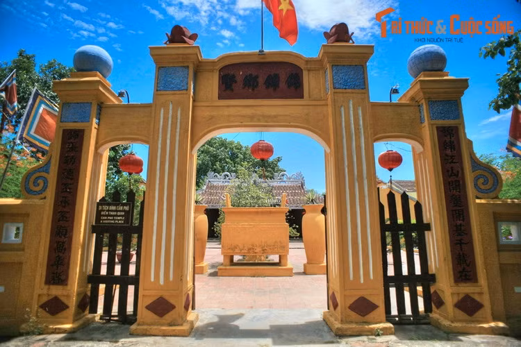 5. Đình Cẩm Phô (52 Nguyễn Thị Minh Khai) là ngôi đình cổ nhất Hội An, hình thành vào khoảng cuối thế kỷ 15 và được tu bổ lại như hiện nay vào năm 1817. Đình thờ Thành Hoàng, các vị thần bảo hộ vùng đất và các vị Tiền hiền, Hậu hiền của làng.