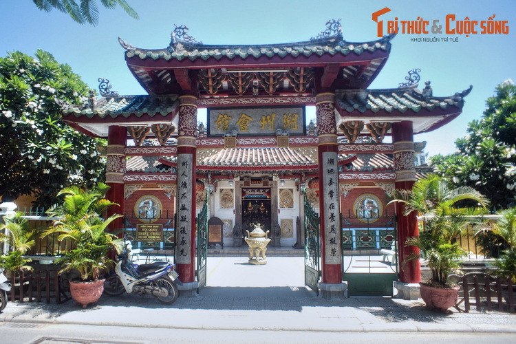 7. Hội quán Triều Châu (157 Nguyễn Duy Hiệu) được cộng đồng người Hoa gốc Triều Châu xây dựng vào năm 1845 để làm nơi sinh hoạt cộng đồng. Hội quán này thờ thần Phục Ba,vị thần chuyên chế ngự sóng gió, giúp cho việc đi lại buôn bán trên biển được bình yên, thuận lợi.