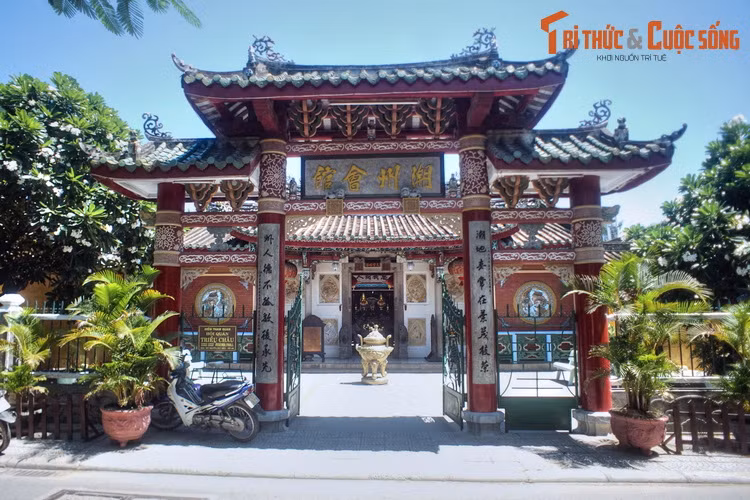 7. Hội quán Triều Châu (157 Nguyễn Duy Hiệu) được cộng đồng người Hoa gốc Triều Châu xây dựng vào năm 1845 để làm nơi sinh hoạt cộng đồng. Hội quán này thờ thần Phục Ba,vị thần chuyên chế ngự sóng gió, giúp cho việc đi lại buôn bán trên biển được bình yên, thuận lợi.