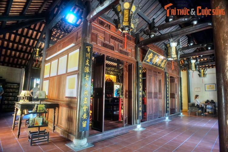 12. Nhà thờ tộc Nguyễn Tường (số 8/2 Nguyễn Thị Minh Khai) được xây năm 1806, được đánh giá là công trình kiến trúc nghệ thuật đặc sắc của phố cổ Hội An. Đây là di tích có giá trị đặc biệt, gắn với sự phát tích của dòng họ Nguyễn Tường ở Hội An và nhóm Tự Lực Văn Đoàn.