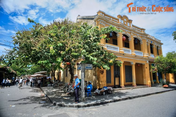 15. Bảo tàng Văn hóa Sa Huỳnh (số 149 Trần Phú) nằm tại ngôi nhà cổ mang phong cách kiến trúc thuộc địa điển hình của Hội An. Đây là nơi sở hữu bộ sưu tập đầy đủ và độc đáo về văn hoá Sa Huỳnh, nền văn hóa từng thống lĩnh khu vực thương cảng Hội An cách đây hơn 2.000 năm.