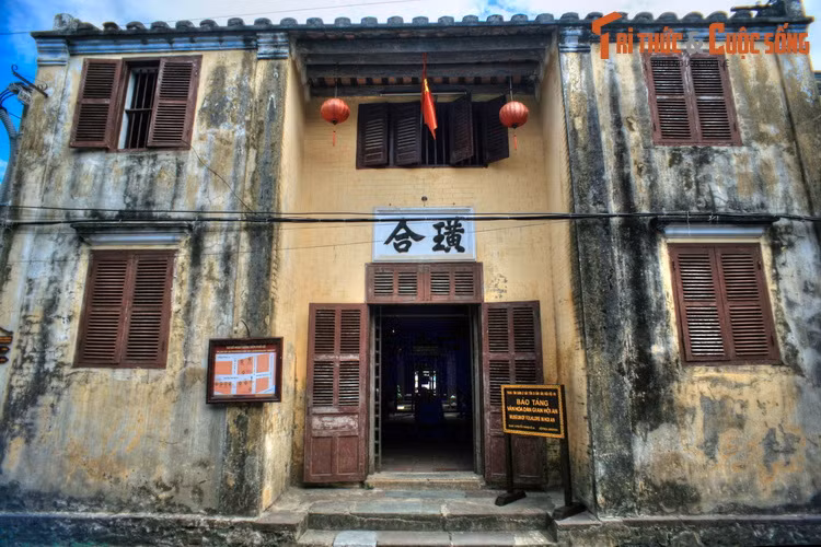 13. Bảo tàng Văn hóa Dân gian Hội An (số 33 Nguyễn Thái Học) nằm trong ngôi nhà cổ lớn nhất của phố cổ Hội An. Bảo tàng này là nơi giới thiệu về bề dày truyền thống văn hoá, sự sáng tạo, những đóng góp của các thế hệ cư dân địa phương trong quá trình xây dựng phát triển Hội An.