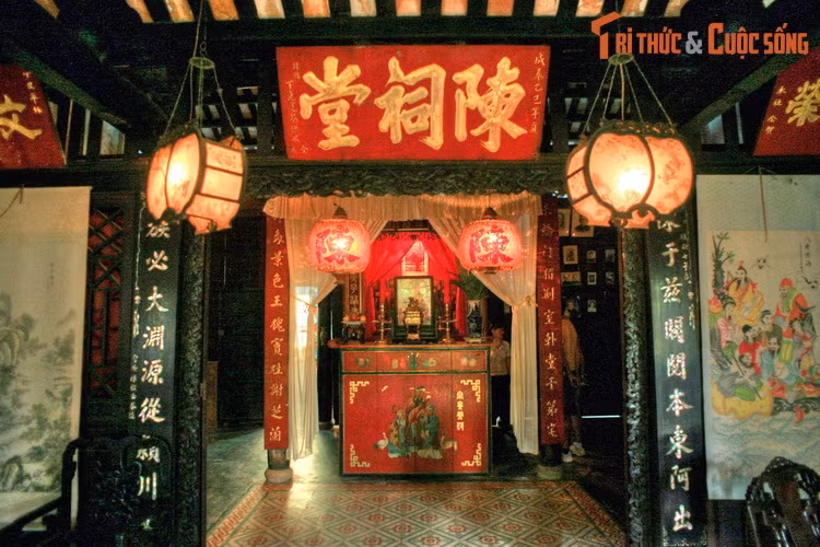 11. Nhà thờ tộc Trần (số 21 Lê Lợi) được đánh giá là nhà thờ tộc cổ đẹp nhất Hội An. Nằm trong khuôn viên có diện tích 1.500m2, ngôi nhà vẫn còn nguyên lối kiến trúc cổ xưa của kiểu nhà Việt kếp hợp nét kiến trúc đặc sắc của Trung Hoa, Nhật Bản.