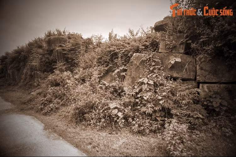 Chồng của nàng Bình Khương là Trần Cống Sỹ được giao chỉ đạo xây tường thành phía Đông. Do nền địa chất nơi đây yếu, thành xây xong ban ngày, tối lại sụt lở. Hiềm nghi mưu phản, nhà vua lệnh chôn sống Trần Cống Sỹ dưới chân thành để làm gương răn đe.