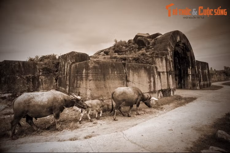 Nhà vua đã tức giận và ra lệnh chém tất cả những người đã đào lệch sông. Sau khi nhà Hồ sụp đổ, sông này trở nên hoang hóa và bị lấp dần, chỉ còn lại dấu tích được gọi là hồ Mỹ Đàm, nay thuộc làng Phú Yên, xã Vĩnh Yên, huyện Vĩnh Lộc.