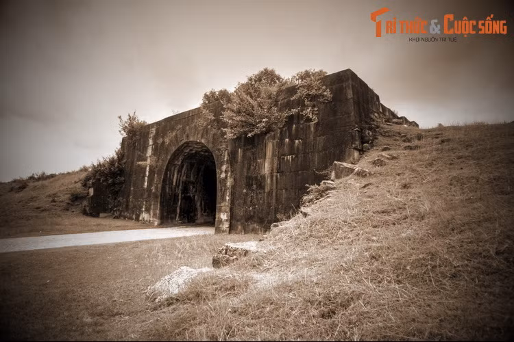 Tuy nhiên, con trai Hồ Quý Ly là Hồ Hán Thương là người vốn am tường phong thuỷ đã tâu rằng: Quỹ đất này đúng là đất rồng chầu, rắn cuốn nhưng đất còn non nên chỉ gọi là “Long, xà ẩm thuỷ - Lục niên ký chủ”, nghĩa là “Nơi rồng rắn hút nước, ở được trên dưới 6 năm”.