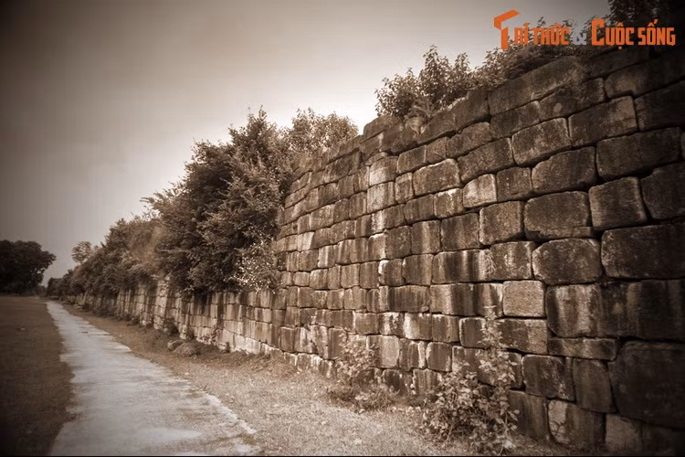 Về việc này, có câu truyện dân gian kể rằng, thời đó Hồ Quý Ly đã ra lệnh cho dân đem giấy bản đến nộp để dùng vào việc xây thành. Ban ngày, giấy được dán lại giống các bức tường, sáng ra đã thấy một đoạn thành mới được xây xong.