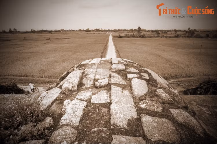  3. Đoạn sông đào nhuốm máu dân phu. Để thoát nước cho thành và tạo thêm con đường thuỷ chiến lược, Hồ Quý Ly đã cho đào một đoạn kênh từ sông Mã vào khu vực Tây Bắc tòa thành. Theo lệnh của vua, con sông đào rộng khoảng 100 mét, dài khoảng 3 km phải hoàn thành trong một đêm.