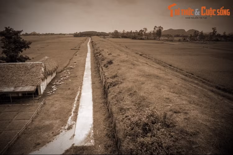 Hàng vạn người đã được huy động đã trần lưng đào đất và tát nước dưới sự giám sát của binh lính. Đến sáng Hồ Quý Ly đích thân thị sát thấy công việc vẫn chưa hoàn thành và sông lại bị đào lệch một đoạn dài.