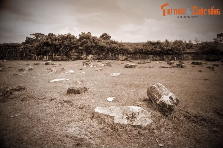 Nghe tin dữ, Bình Khương đến đây thảm thiết khóc chồng, rồi đập đầu vào đá. Lạ thay phiến đá nơi nàng tuẫn tiết lõm xuống theo vết đầu nàng đập và vết tay nàng tỳ. Người dân tiếc thương cho số phận nàng đã mang phiến đá về lập đền thờ.