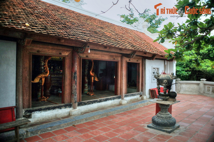 Đền Cô Tiên nằm tại hòn Đầu Voi ở phía Tây Nam dãy núi Trường Lệ. Ngôi đền này gắn với giai thoại về một cô gái làm thuốc cứu giúp người. Đền thờ Tam tòa Thánh Mẫu (Mẫu Thượng Thiên, Mẫu Thượng Ngàn và Mẫu Thoải) ở hậu cung.