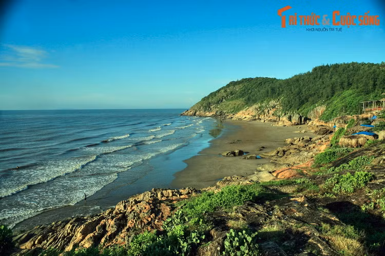 Nằm ven biển phía Nam thành phố Sầm Sơn, núi Trường Lệ còn được gọi là Sầm Sơn, Núi Sầm hay Núi Gầm, là một thắng cảnh nổi tiếng của mảnh đất Thanh Hóa.