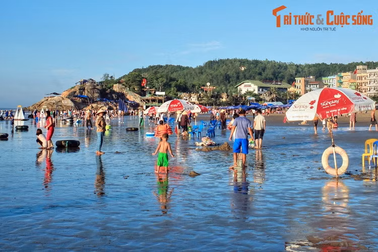 Người dân thương xót nên đã đắp đất lên thi hài bà theo dáng nằm ngửa thành núi Trường Lệ. Do vậy mà hình dáng của núi trông giống như một người đàn bà nằm ngửa.