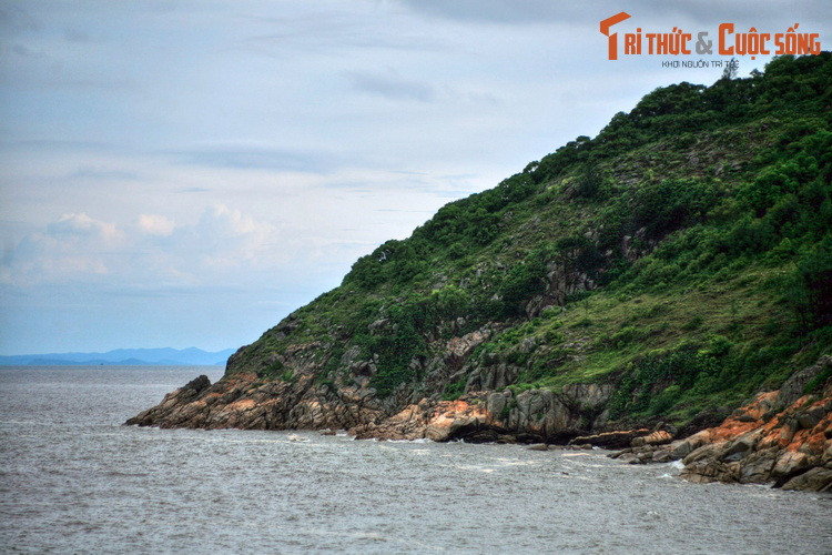 Đây là một dãy núi thấp với 16 ngọn núi liền kề nhau, trong đó đỉnh cao nhất là Hòn Kèo cao 85 mét so với mực nước biển. Theo các tài liệu của ngành địa chất, núi Trường Lệ là dạng núi đá hoa cương diệp thạch, hình thành cách đây trên 300 triệu năm.