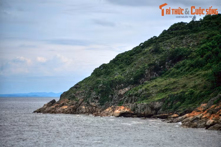 Đây là một dãy núi thấp với 16 ngọn núi liền kề nhau, trong đó đỉnh cao nhất là Hòn Kèo cao 85 mét so với mực nước biển. Theo các tài liệu của ngành địa chất, núi Trường Lệ là dạng núi đá hoa cương diệp thạch, hình thành cách đây trên 300 triệu năm.