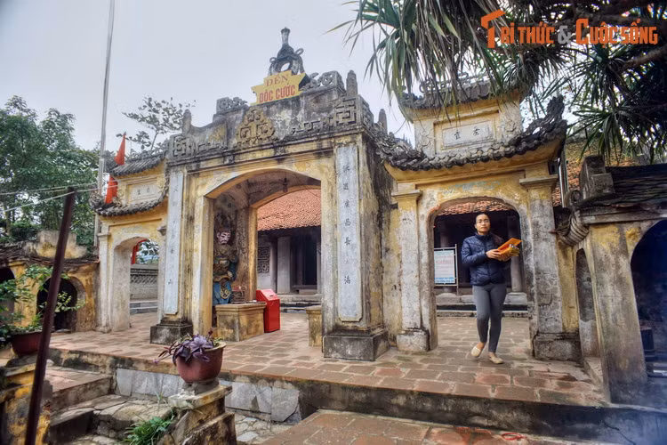 Núi Trường Lệ cũng là nơi tọa lạc của nhiều ngôi đền cổ, mà nổi tiếng nhất là đền Độc Cước. Đền nằm trên hòn Cổ Giải ở Đông Bắc dãy núi, là ngôi đền thờ thần Độc Cước (vị thần một chân), một nhân vật gắn liền với truyền thuyết địa phương.