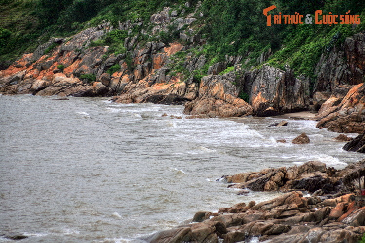 Theo một truyền thuyết của người dân địa phương, xưa có một người phụ nữ mang thai không may bị sóng cuốn ra biển nên qua đời. Thi hài bà dạt vào bờ, trở thành con đê chắn sóng cho vùng đất này.