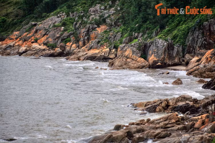 Theo một truyền thuyết của người dân địa phương, xưa có một người phụ nữ mang thai không may bị sóng cuốn ra biển nên qua đời. Thi hài bà dạt vào bờ, trở thành con đê chắn sóng cho vùng đất này.