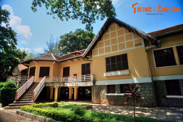 Ngược dòng thời gian, lịch sử Biệt điện bắt đầu từ năm 1926, khi Paul Giran - công sứ pháp tại Đắk Lắk đã cho xây dựng Tòa công sứ bằng gạch và vôi kiên cố. Tòa nhà hoàn thành vào năm 1927.