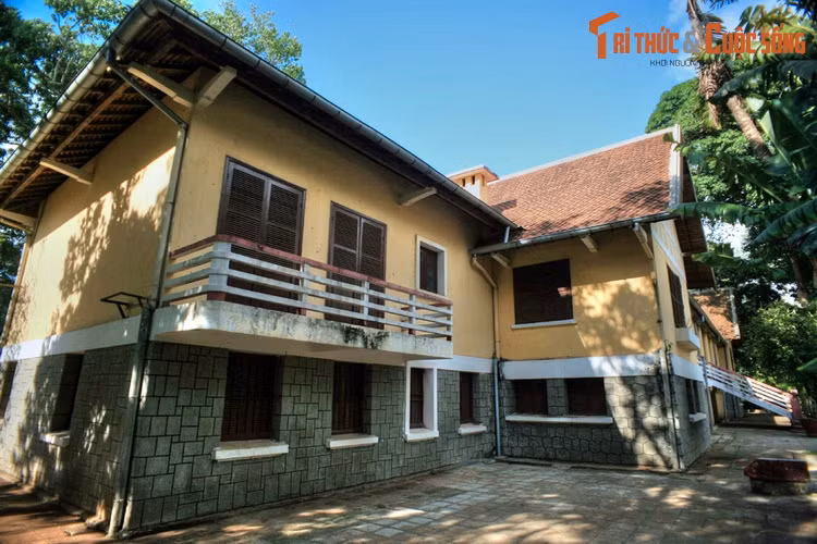 Sau khi cựu hoàng Bảo Đại sang pháp lưu vong, "Biệt điện" trở thành cái tên gắn liền với tòa nhà, như Tòa tỉnh trưởng Biệt điện (sau 1954), nhà khách Biệt điện (sau 1975).