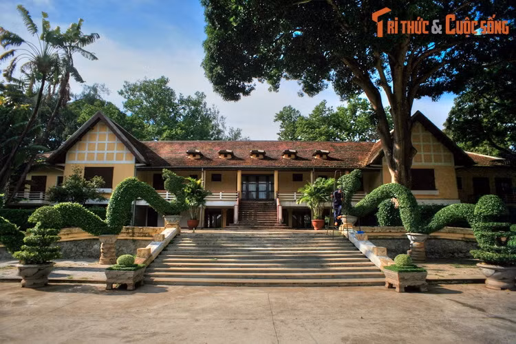 Theo quyết định của Bộ Văn hóa, Thể thao và Du lịch, từ ngày 28/2/2023, tên gọi nói trên đã được sửa đổi thành “Di tích lịch sử Biệt điện Bảo Đại”. Tên gọi này phản ánh lịch sử đặc biệt của di tích, gắn với thân thế vị vua cuối cùng trong lịch sử Việt Nam - vua Bảo Đại.