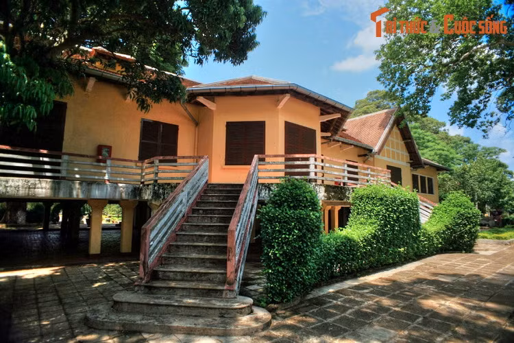 Tháng 11/1947, cựu hoàng Bảo Đại về nước với danh nghĩa là Quốc trưởng. Ông đã ngụ ở tòa nhà từ tháng 11/1947 đến tháng 5/1948.