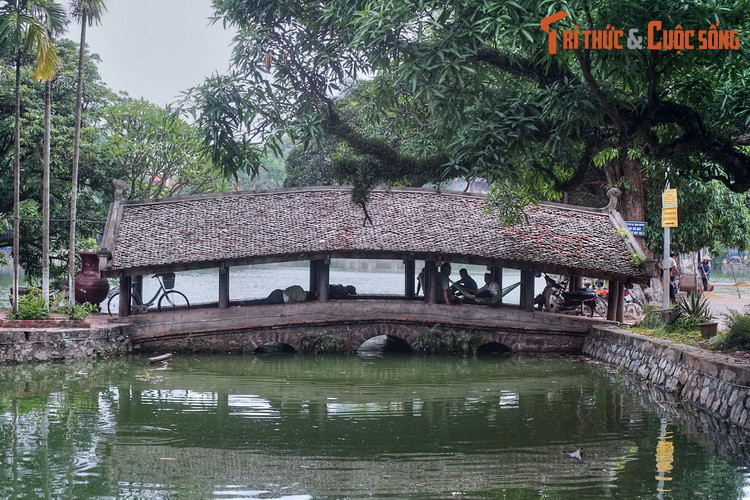 Đây được coi là hai cầy cầu ngói còn nguyên vẹn và đẹp bậc nhất Việt Nam còn tồn tại. Cầu ngói vốn là dạng kiến trúc phổ biến của làng xóm. Việc hai cây cầu ngói xuất hiện trong một không gian Phật giáo đã đem lại nét kiến trúc "độc nhất vô nhị" cho chùa Thầy.