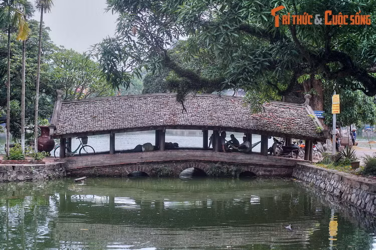 Đây được coi là hai cầy cầu ngói còn nguyên vẹn và đẹp bậc nhất Việt Nam còn tồn tại. Cầu ngói vốn là dạng kiến trúc phổ biến của làng xóm. Việc hai cây cầu ngói xuất hiện trong một không gian Phật giáo đã đem lại nét kiến trúc "độc nhất vô nhị" cho chùa Thầy.