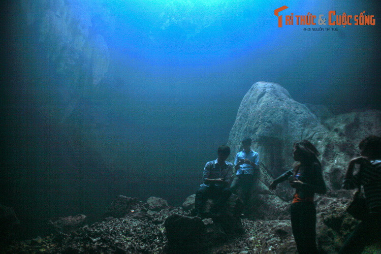 Hệ thống hang động trên núi tạo nên nét đặc sắc hiếm có cho cảnh quan chùa Thầy. Các hang động nơi đây gắn với nhiều truyền thuyết dân gian, điển hình là hang Phật Tích ở sau chùa là nơi Ngài Từ Đạo Hạnh thoát xác để đầu thai làm vua Lý Thần Tông, nên còn gọi là hang Thánh Hóa.