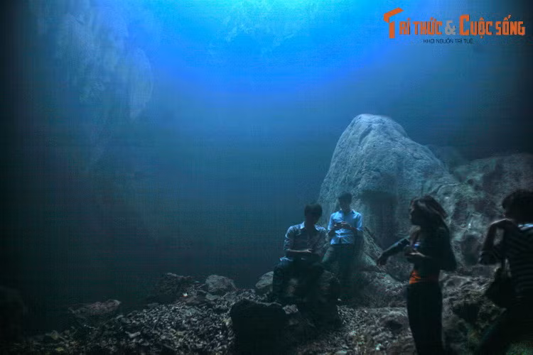 Hệ thống hang động trên núi tạo nên nét đặc sắc hiếm có cho cảnh quan chùa Thầy. Các hang động nơi đây gắn với nhiều truyền thuyết dân gian, điển hình là hang Phật Tích ở sau chùa là nơi Ngài Từ Đạo Hạnh thoát xác để đầu thai làm vua Lý Thần Tông, nên còn gọi là hang Thánh Hóa.