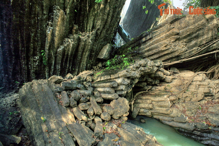 Nhìn cận cảnh, có thể nhận ra chúng được cầu tạo từ những cột đá có tiết diện hình lục lăng, xếp vào nhau tầng tầng, lớp lớp.