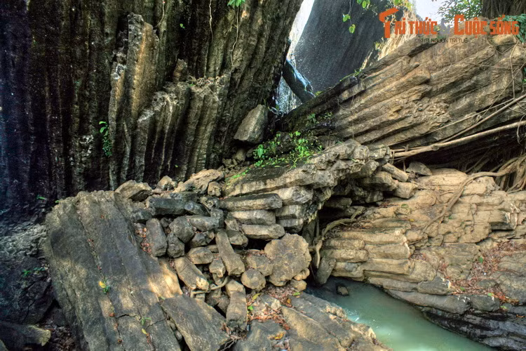 Nhìn cận cảnh, có thể nhận ra chúng được cầu tạo từ những cột đá có tiết diện hình lục lăng, xếp vào nhau tầng tầng, lớp lớp.