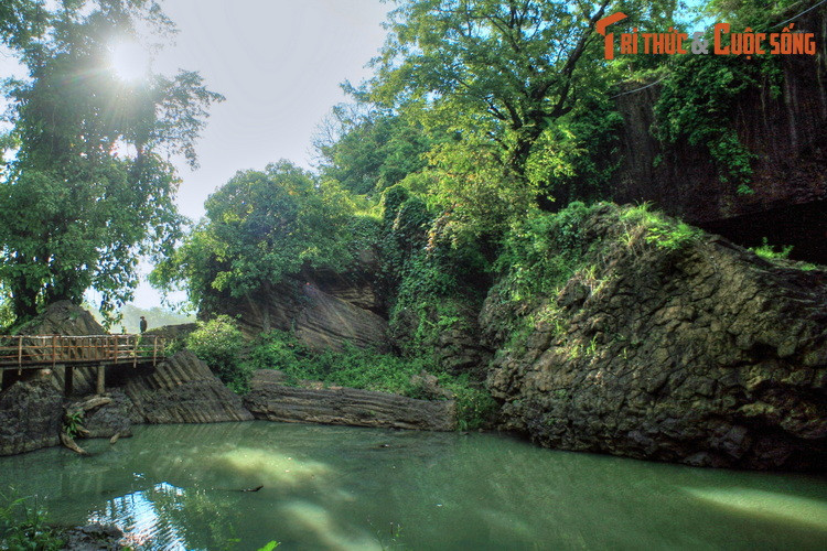 Một số hình ảnh khác về "Gành Đá Đĩa" ở thắng cảnh thác Dray Sáp - Dray Nur.