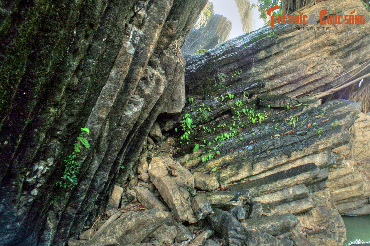 Trên phương diện khoa học, chúng có thể đã được hình thành bởi quá trình hoạt động kiến tạo địa chất tương tự như Gành Đá Đĩa.