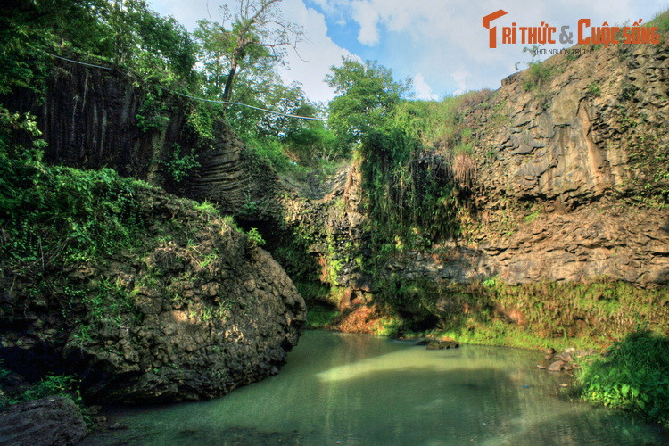 Quanh thác Dray Sáp - Dray Nur, không khó để bắt gặp những khối đá, vách đá có bề mặt xù xì, lởm chởm như tổ ong.