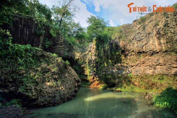 Quanh thác Dray Sáp - Dray Nur, không khó để bắt gặp những khối đá, vách đá có bề mặt xù xì, lởm chởm như tổ ong.