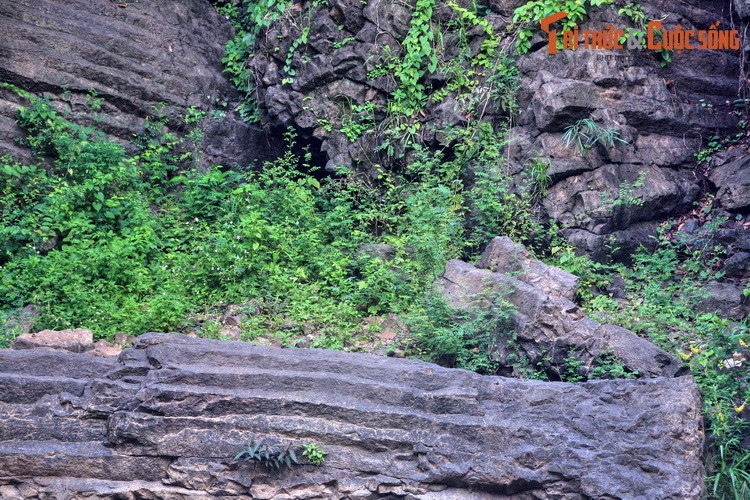 Theo đó, khu vực này từng có núi lửa hoạt động cách đây hàng triệu năm. Nham thạch phun ra từ miệng núi lửa trôi ra biển, gặp nước biển lạnh đông cứng lại, đồng thời xảy ra hiện tượng ứng lực.