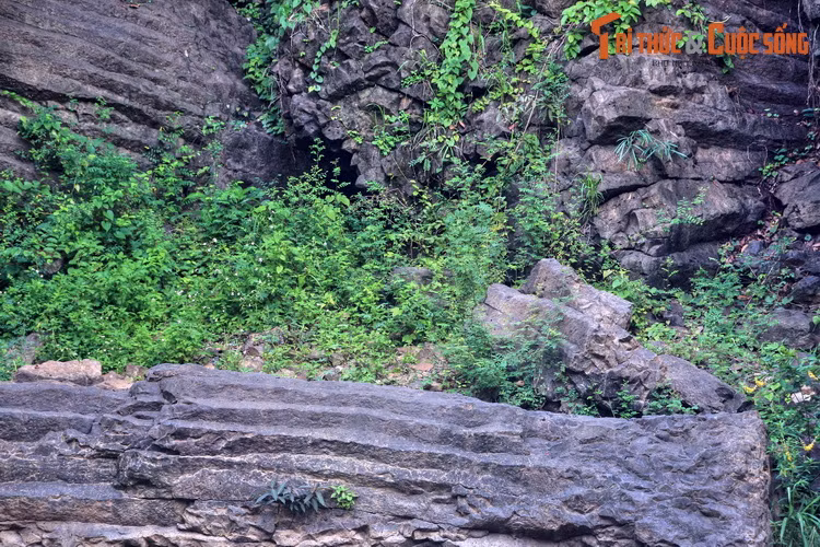 Theo đó, khu vực này từng có núi lửa hoạt động cách đây hàng triệu năm. Nham thạch phun ra từ miệng núi lửa trôi ra biển, gặp nước biển lạnh đông cứng lại, đồng thời xảy ra hiện tượng ứng lực.