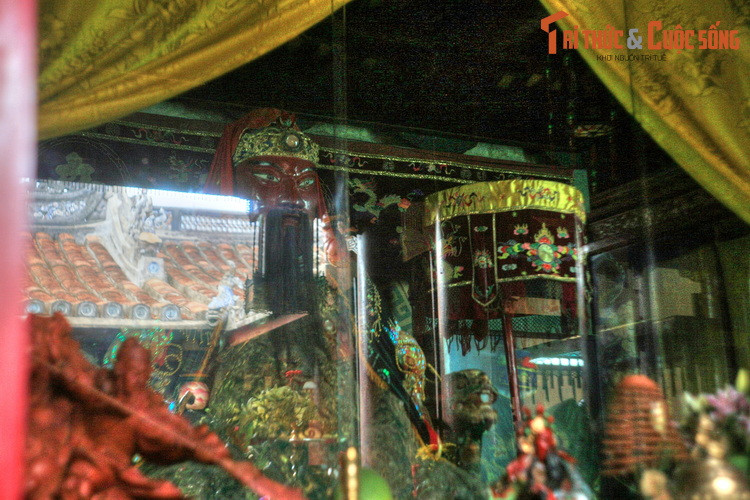 Chính điện của miếu đặt pho tượng Quan Công. Tượng được thể hiện với nét mặt oai nghiêm, mặc áo bào thêu rồng nổi kim tuyến, hai bên có tượng Quan Bình và Châu Xương.