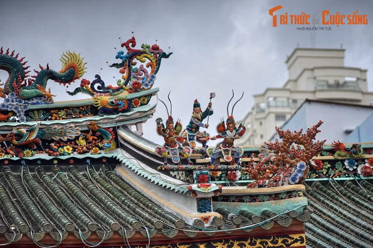 Trên phương diện mỹ thuật, hội quán Nghĩa An được coi là nơi hội tụ sự tinh hoa của nghệ thuật thư pháp, chạm đá, chạm gỗ, ghép mảnh sành sứ… ở Nam Bộ nửa cuối thế kỷ 19 – đầu thế kỷ 20.