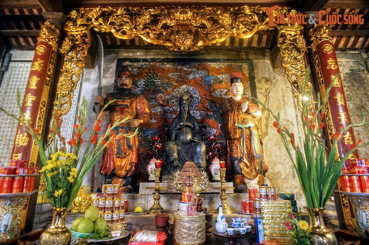 Hậu cung của đền là nơi đặt bàn thờ Quan Thánh Đế. Giữa bàn thờ là bức tượng của ngài được đúc bằng đồng, toát lên vẻ uy nghiêm. Hai bên có tượng Quan Bình và Châu Xương đứng hầu.